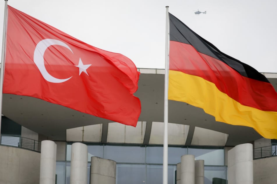Eine türkische und eine deutsche Fahne vor dem Kanzleramt.