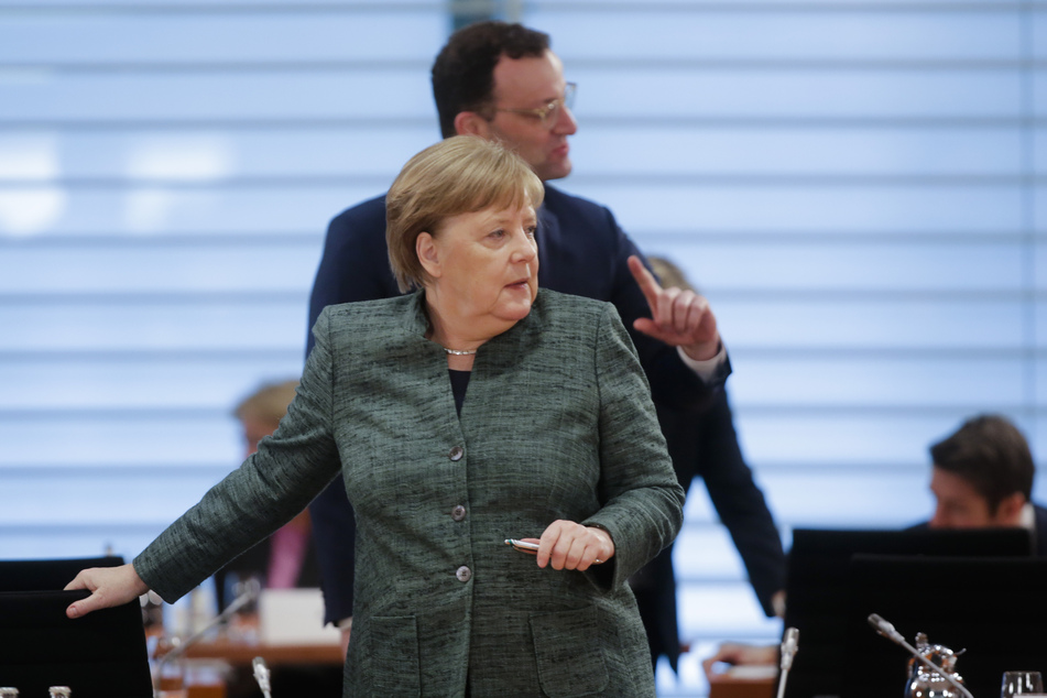 Bundeskanzlerin Angela Merkel und Gesundheitsminister Jens Spahn (beide CDU) bei der wöchentlichen Kabinettssitzung der Bundesregierung im Kanzleramt in Berlin.