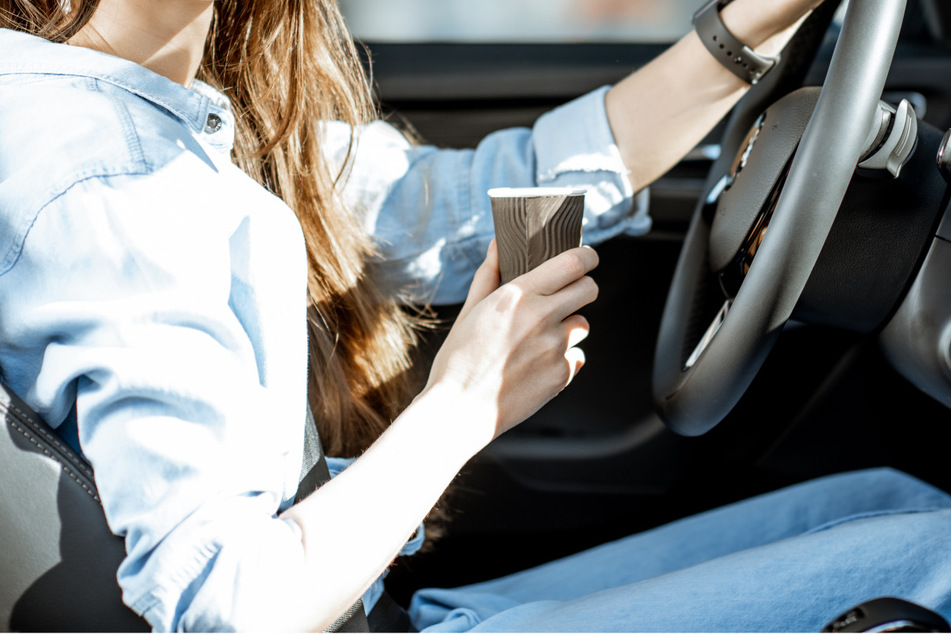 Rutsch und rums: Rund 24.000 Euro kostete eine Autofahrerin der Kaffee zum Mitnehmen. (Symbolbild)