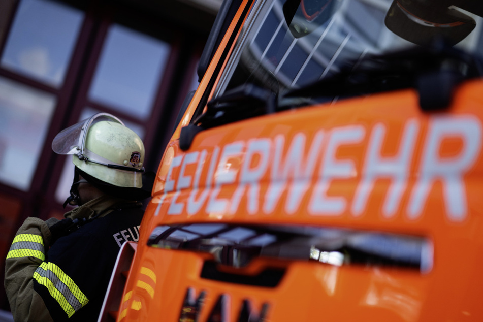 Bei Löscharbeiten fand die Feuerwehr zwei Leichen. (Symbolbild)