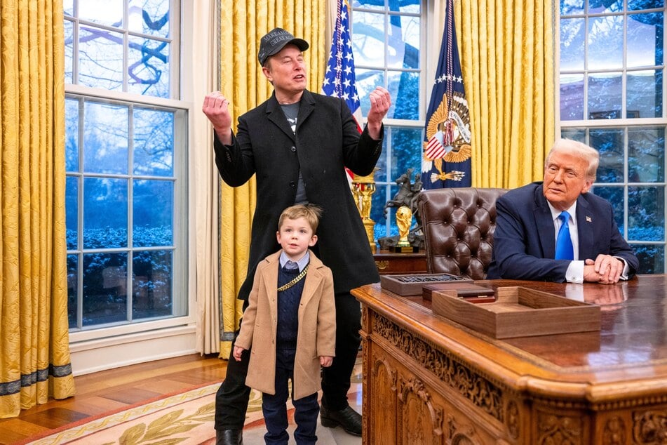 Elon Musk with his young son and President Donald Trump (r.) in the Oval Office of the White House on February 11, 2025.