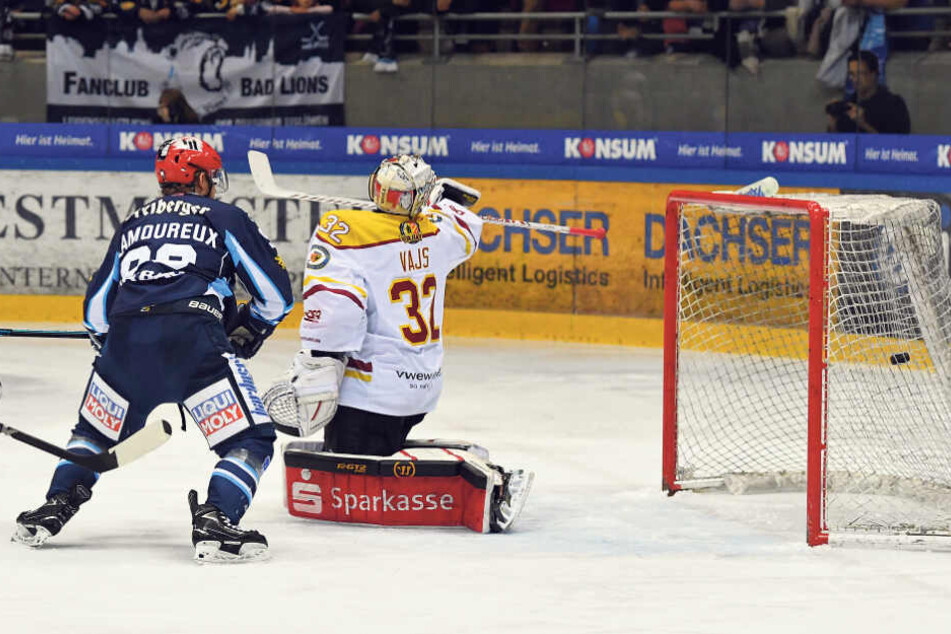 Mario Lamoureux trifft zum 2:0 für die Dresdner Eislöwen.