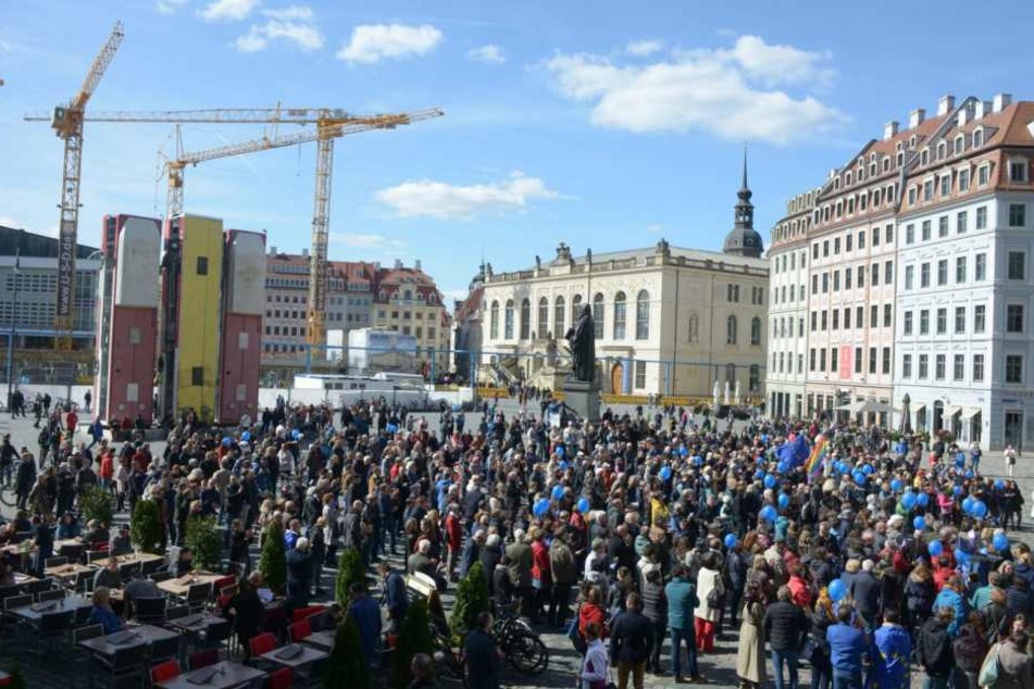 Mehrere Hundert Menschen haben sich am Sonntag auf dem Dresdner Neumarkt versammelt.