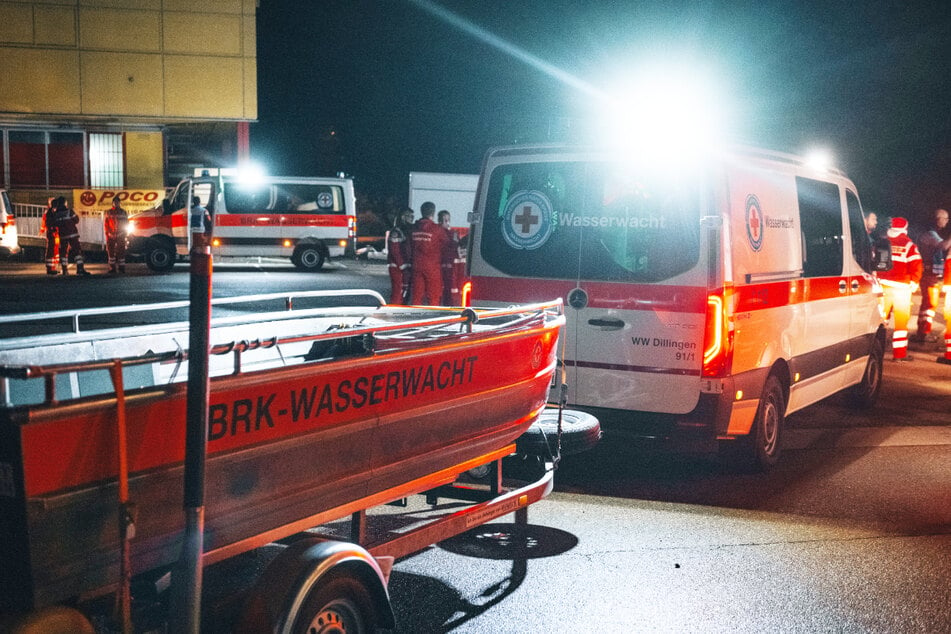 Die beteiligten Einsatzkräfte sammelten sich vor der Abfahrt ins Saarland bei Neu-Ulm.