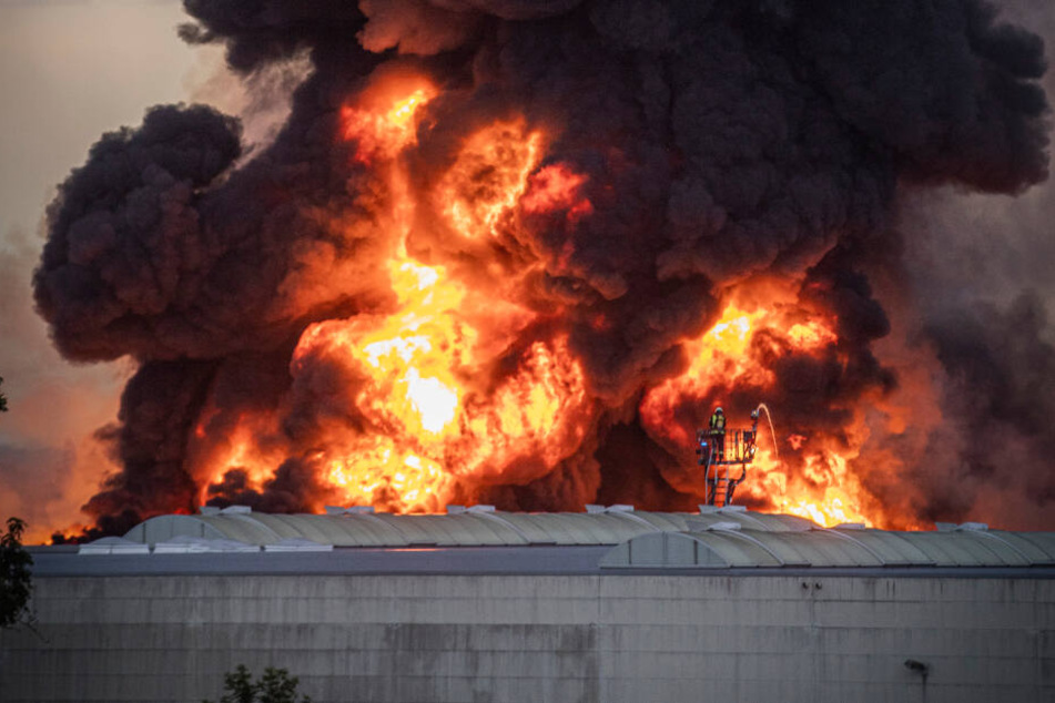 Flammen schlagen aus der Halle.