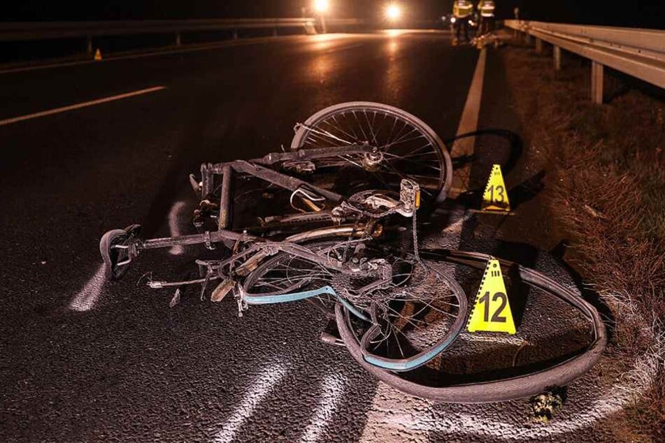 Das zerstörte Fahrrad zeugt von dem schweren Aufprall.
