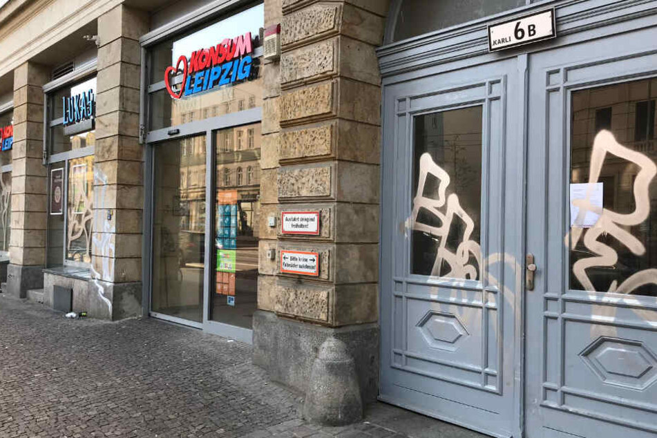 Etliche Türen und Schaufenster wurden in der Nacht zum Ostersonntag beschmiert.