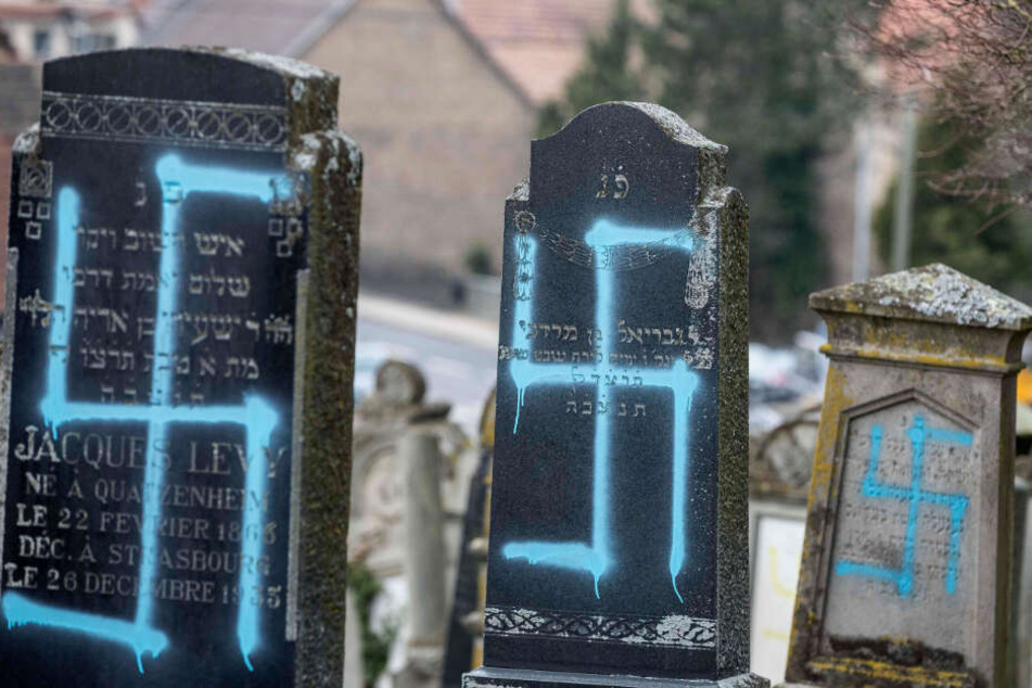 Die mit Hakenkreuz beschmierten Grabsteine im elsässischen Quatzenheim bei Straßburg.