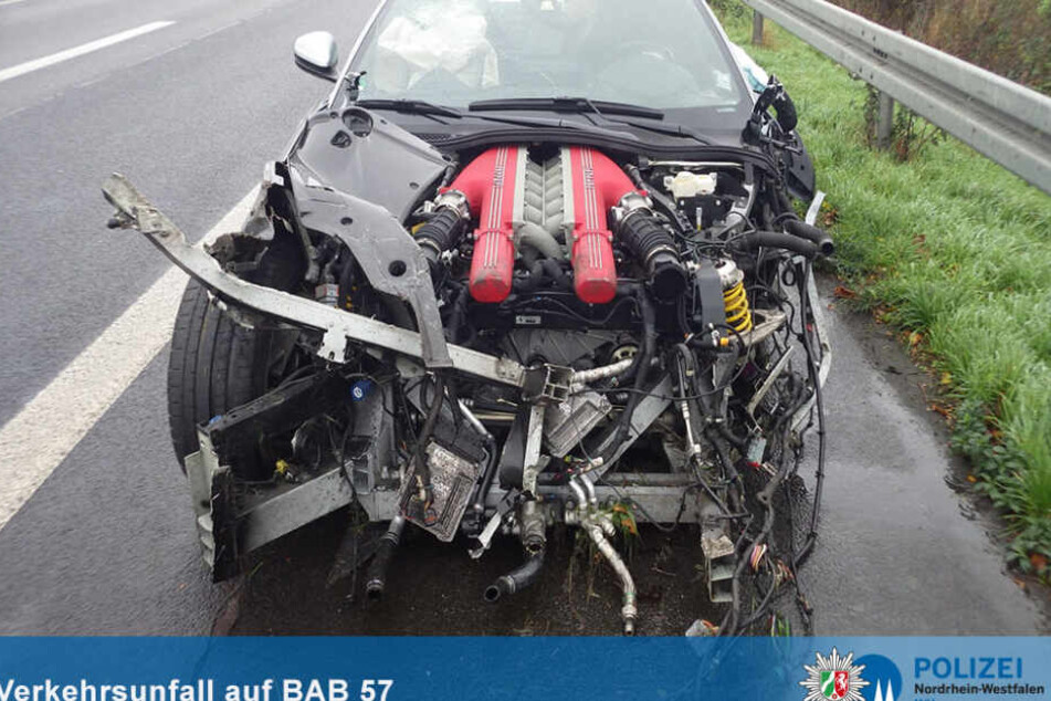 Der Ferrari wurde bei dem Unfall auf der A57 erheblich zerstört.