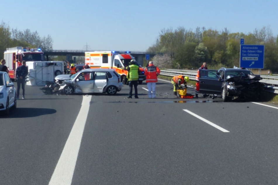 Die Unfall-Fahrzeuge waren frontal ineinander gekracht.