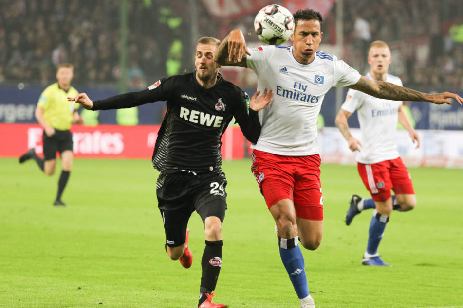 Kölns Dominick Drexler im Duell mit dem Hamburger Leo Lacroix.