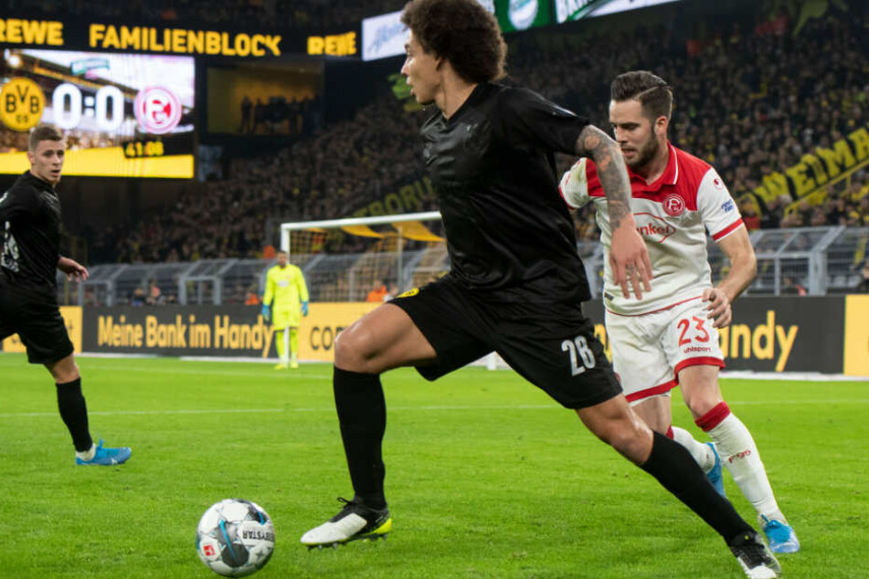 Axel Witsel im Zweikampf mit Zweikampf mit Düsseldorfs Niko Gießelmann (r.).