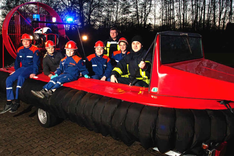 Volle Kraft voraus: Die Spreetaler Jugendfeuerwehr übt für künftige Einsätze
mit dem neuen Luftkissenboot.