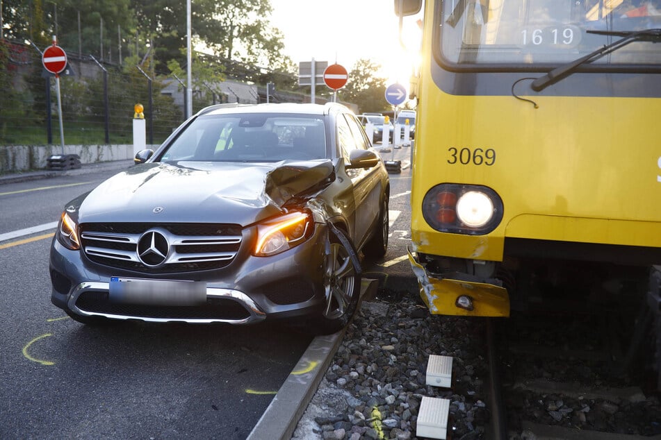 Der Mercedes musste abgeschleppt werden.