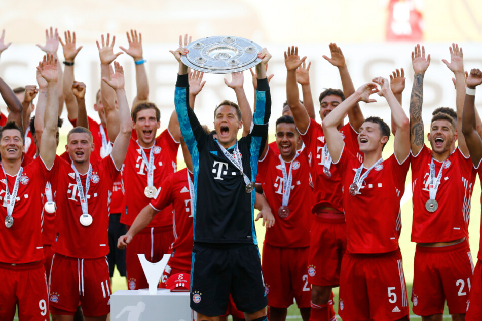 Die Spieler des FC Bayern feiern die Meisterschaft nach dem Spiel gegen Wolfsburg. Hoeneß traut der Mannschaft auch das Triple zu.
