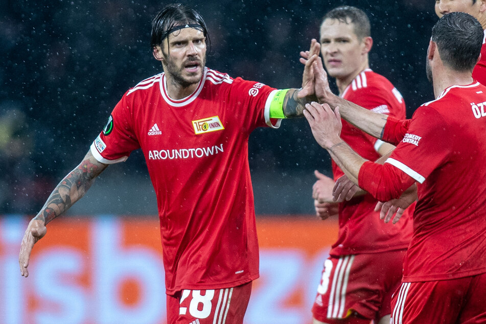 Abklatschen mit dem Torschützen. Levin Öztunali jubelt mit Christopher Trimmel über dessen Treffer zum 1:1.