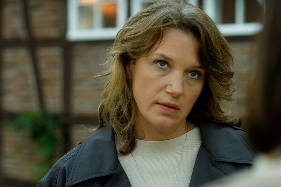 Lou (Eva-Maria Grein von Friedl, 46) ist geschockt: Sie entdeckt Daniel im Buchladen.