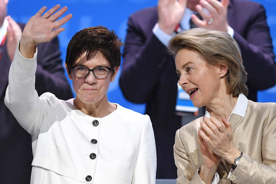 Beifall von Ursula von der Leyen für Annegret Kramp-Karrenbauer.