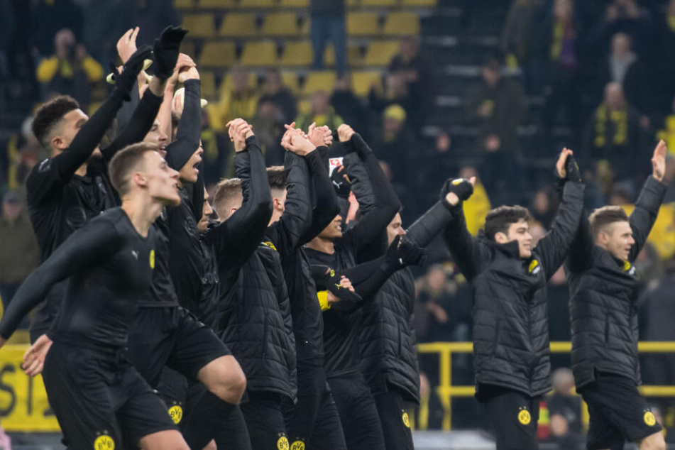Nach dem überzeugenden 5:0-Erfolg jubeln die Dortmunder mit den Fans.