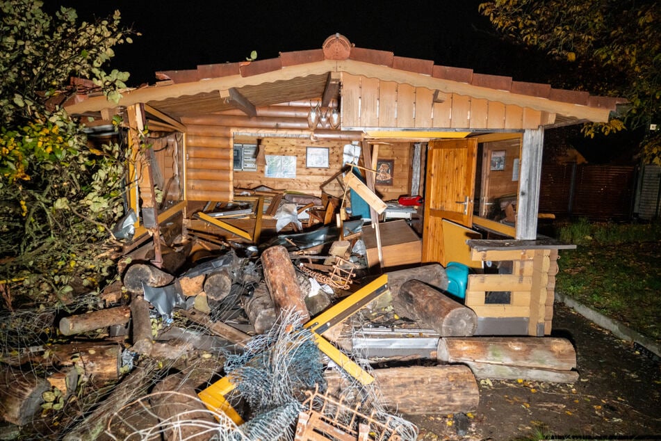 Diese Verwüstung blieb zurück, nachdem die Feuerwehr den BMW aus der Hütte gezogen hatte.