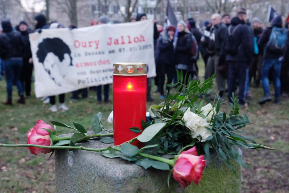 Gefesselt starb der Asylbewerber Oury Jalloh 2005 in einer Gefängniszelle den Feuertod. Jetzt sollen die Ermittlungen wieder aufgenommen werden.