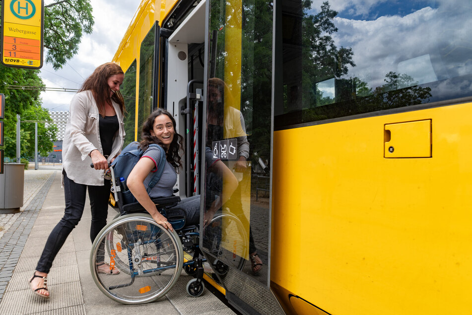 Doch auch bei neueren Straßenmodellen ist man in einem Rollstuhl häufig auf Hilfe angewiesen. Hier zu sehen: Kati Stephans (47) Assistentin Martina, die mir, TAG24-Reporterin Jacqueline Grünberger (28), beim Einsteigen helfen muss.