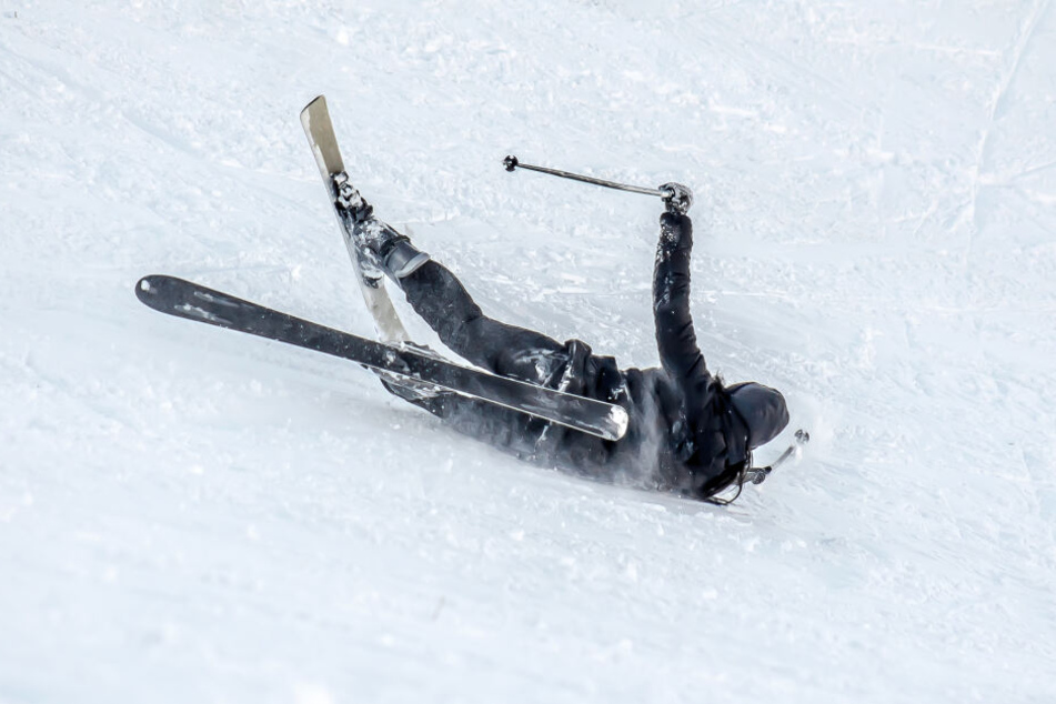 Drei Skifahrer wurden am Wochenende im Erzgebirge verletzt. (Symbolbild)