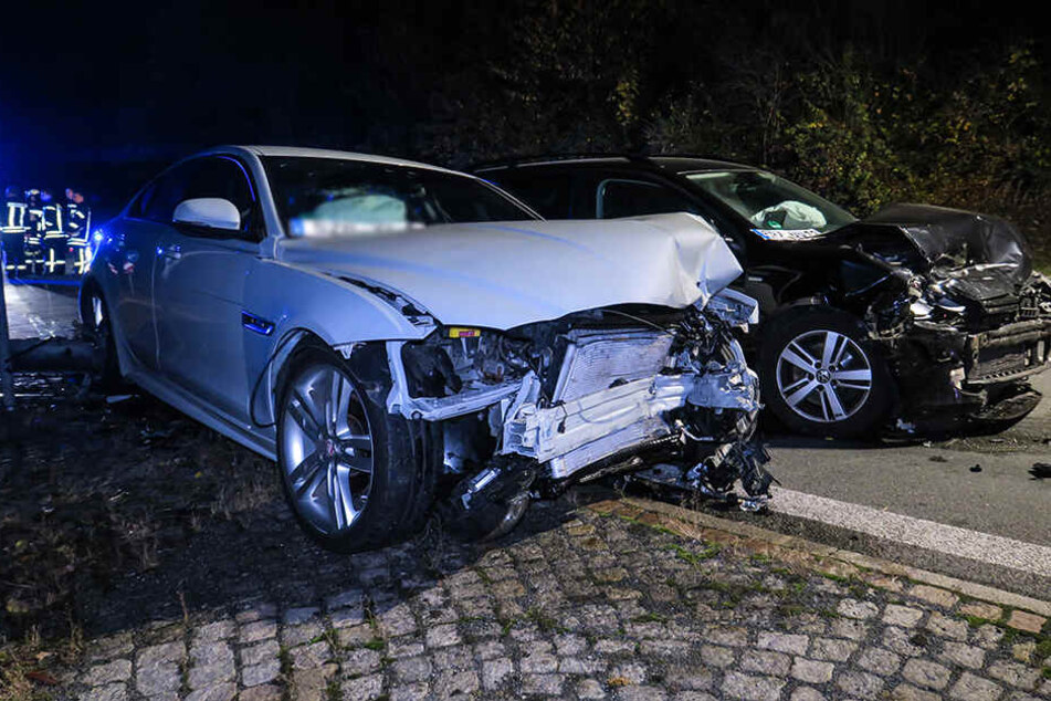 VW kracht in Jaguar: Drei Verletzte bei schwerem Unfall im Erzgebirge