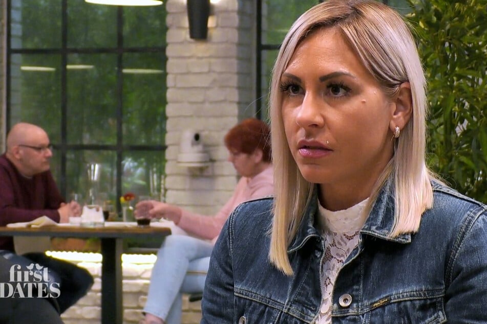 Als Janine (37) erfährt, dass Nico bewusst keine Freunde hat, ist sie sichtlich irritiert.