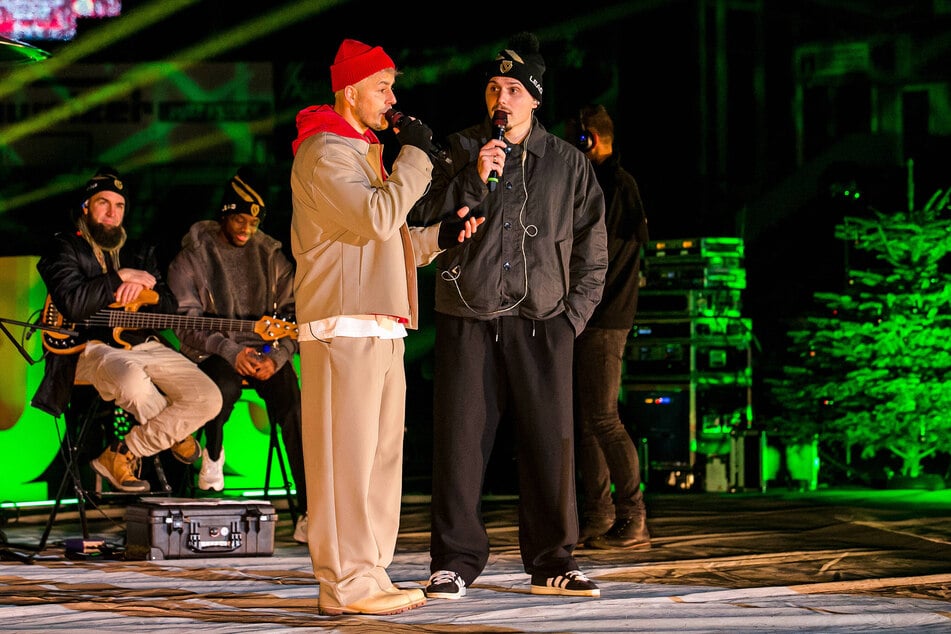 Lokalmatador Alexander Knappe (40, l.) und Stürmer Erik Engelhardt (27) gaben im Duett "Halleluja" zum Besten.