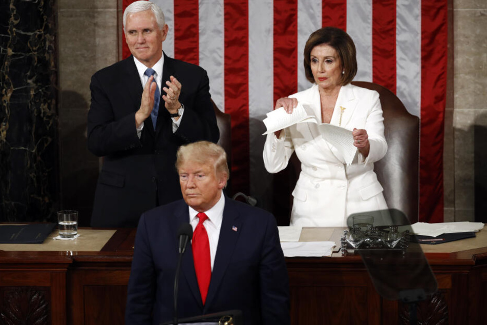 Eklat bei Trumps Rede: Vor aller Augen zerreißt Gegnerin Pelosi sein Manuskript