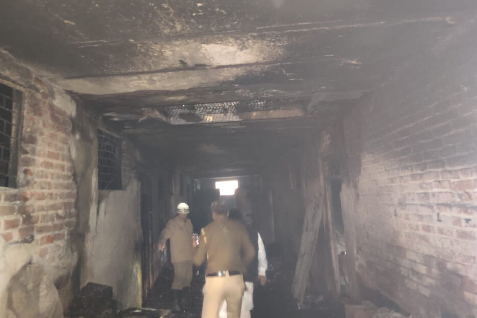 Das Bild aus dem Inneren der Fabrik zeigt, wie schlimm das Feuer gewütet haben muss.