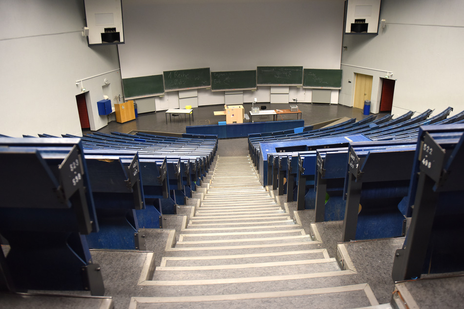 Die Hochschulen und Universitäten in NRW können angesichts der positiven Entwicklung der Corona-Lage schrittweise in den Präsenzbetrieb zurückkehren. (Archivbild)
