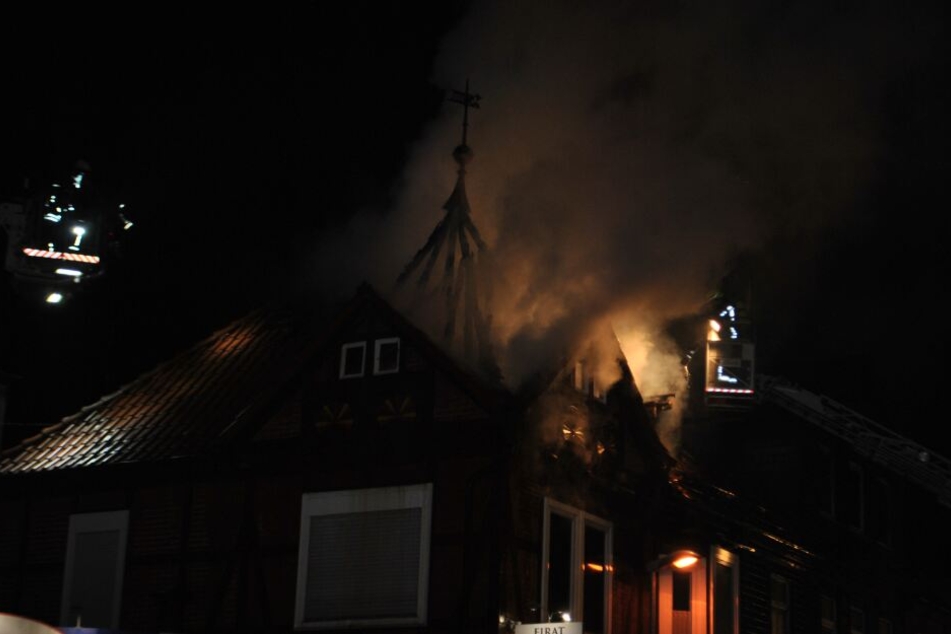 Das Feuer brach im Dachstuhl des Mehrfamilienhauses aus.