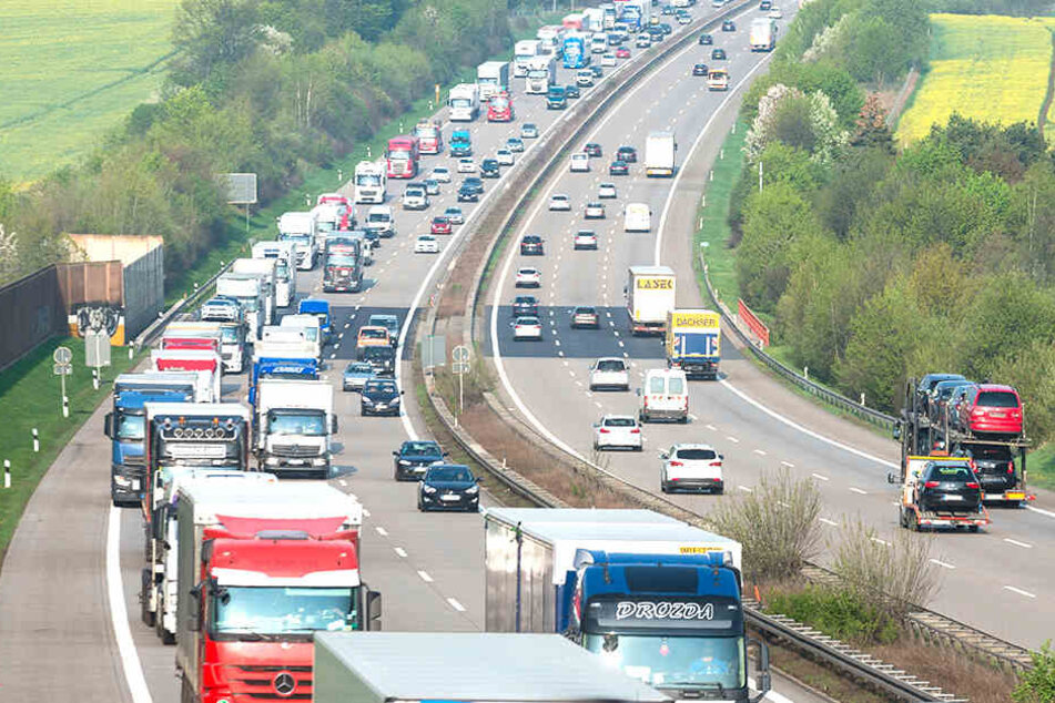 Inzwischen Stau wohin das Auge reicht auf der A4 bei Dresden.