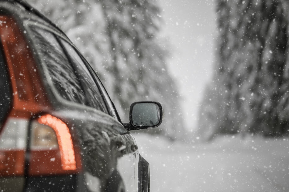 Auf schneeglatter Fahrbahn verlor die Frau die Kontrolle über ihr Auto. (Symbolbild)