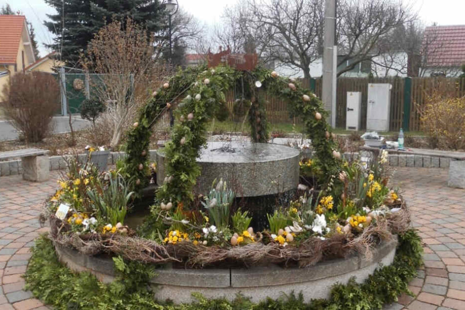 Zu Ostern bekommt selbst der Brunnen blumige Deko.