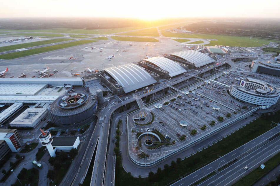 Die Sonne geht hinter dem Hamburger Flughafen unter. (Archivbild)
