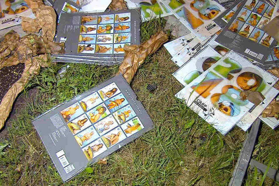 Nur einige der "Karpfen-Kalender" konnten aus den Flammen gerettet werden.