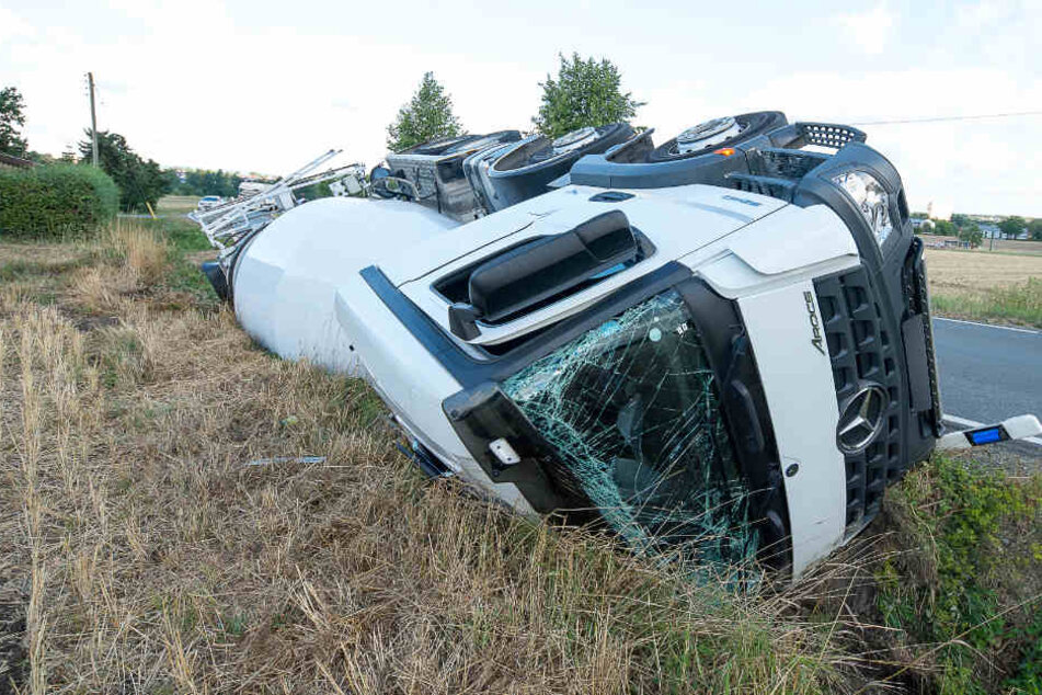 Das Fahrerhaus des Brummis wurde bei dem Unfall eingedrückt.