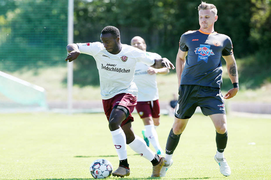 Erfolgreich stiebitzt Erich Berko (l.) hier Geras Angreifer Jegor Jakubov den Ball vom Fuß.