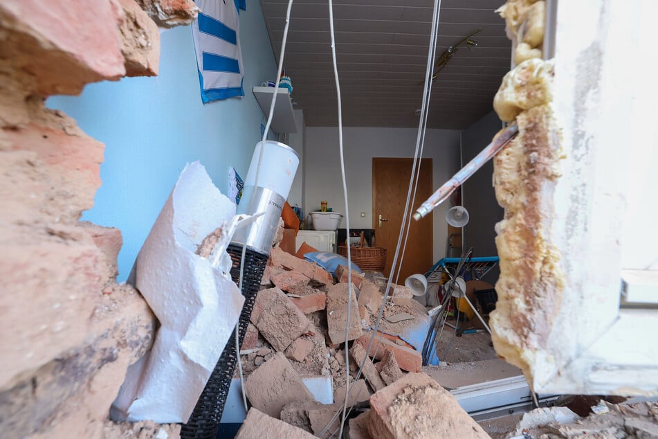 Durch das Loch kann man direkt in den Wohnraum blicken. Der Bewohner war zum Unfallzeitpunkt nicht daheim.