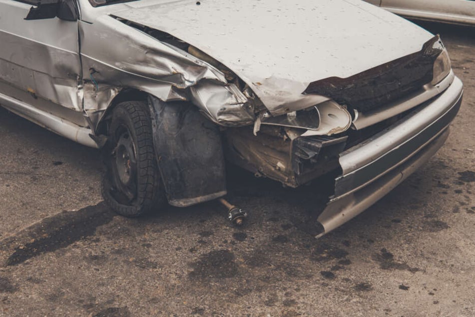 Der Opel zerstörte den Zaun, in den das Auto nach dem Zusammenprall raste. (Symbolbild)