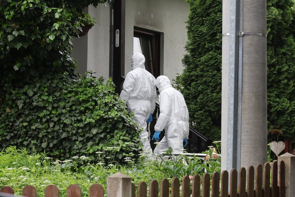 Die Spurensicherung betritt das Wohnhaus, in dem kurz zuvor drei Menschen getötet wurden.