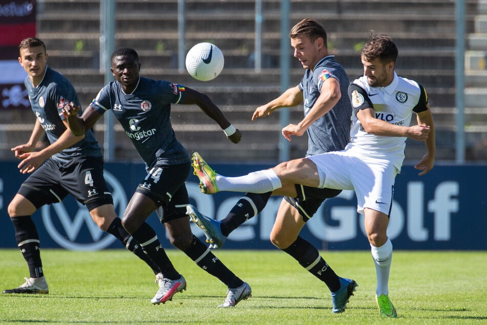 St. Paulis Marvin Senger (2.v.r) in Aktion gegen Elversbergs Manuel Feil (r.). Der 21-Jährige hat seinen Vertrag beim FCSP verlängert, wird jedoch für ein weiteres Jahr ausgeliehen. (Archivfoto)