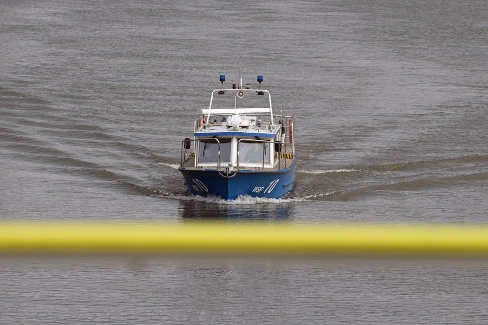 Die Polizei rückte aus, weil ein Mann in der Magdeburger Elbe trieb. (Symbolfoto)