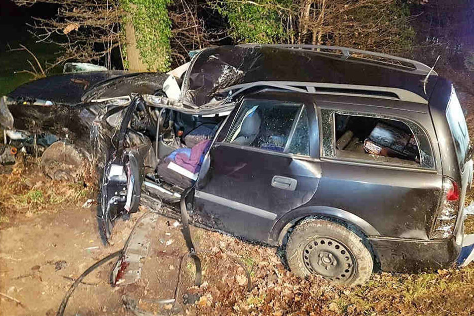 Das Auto krachte gegen einen Baum.
