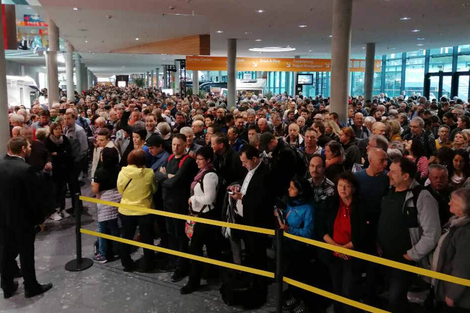 Besucher, wohin das Auge blickt, kurz vor der Eröffnung der CMT in Stuttgart um 10 Uhr.