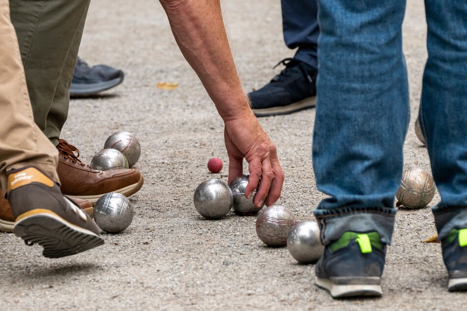 Boule ist ein beliebtes französisches Freizeitspiel, das oft in Parks oder auf öffentlichen Plätzen gespielt wird. (Symbolfoto)