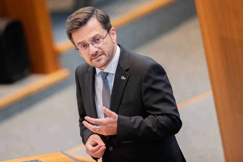 Thomas Kutschaty (SPD), Fraktionsvorsitzender, spricht im Plenum des Landtags. Die Partei fordert eine Offensive für Corona-Tests.